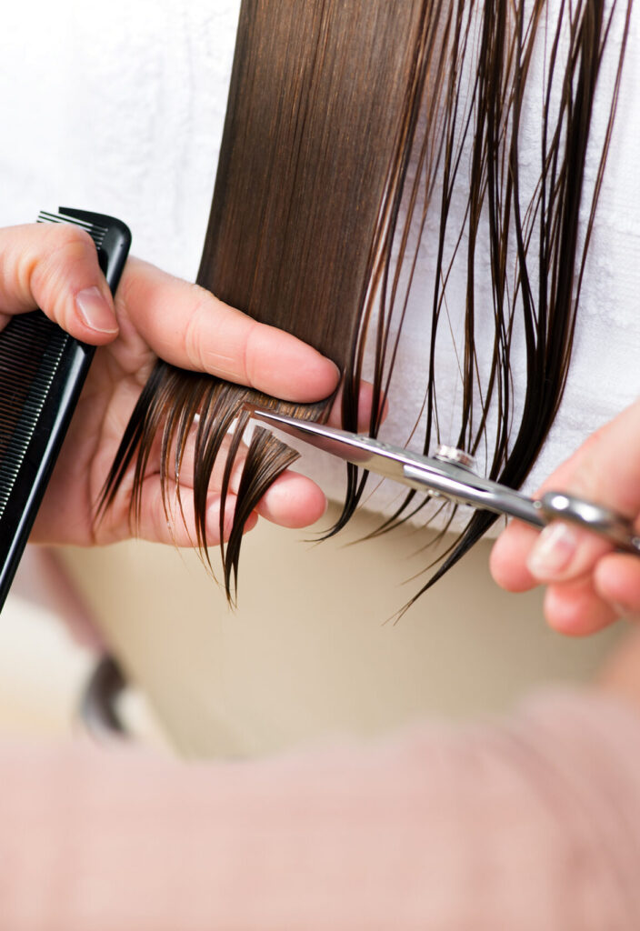 髪をカットしている様子